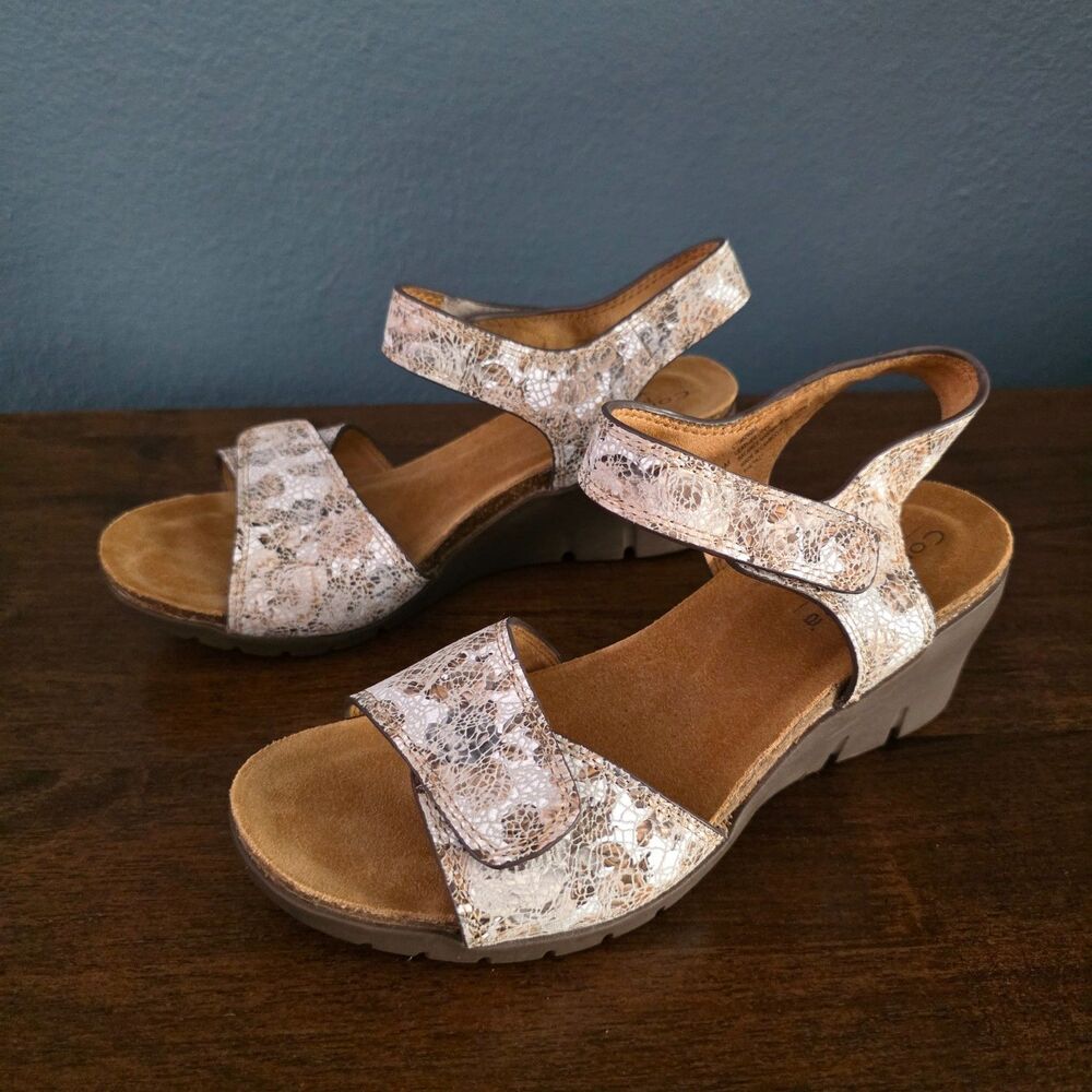 Comfortiva Abria Womens Flower Wide Strappy Leather Wedges Sandals Shoes 7.5